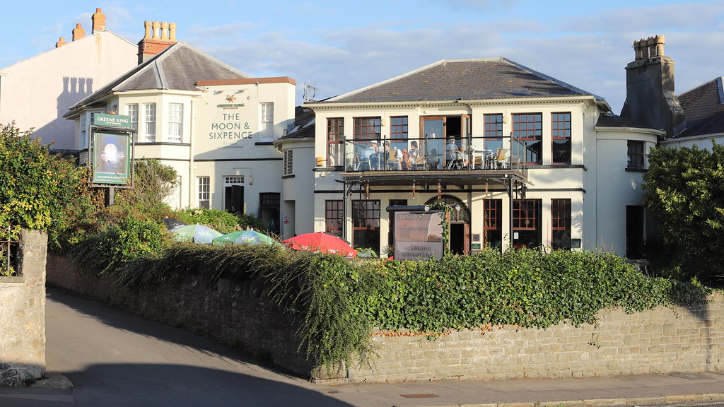 The Moon & Sixpence pub on The Beach in Clevedon